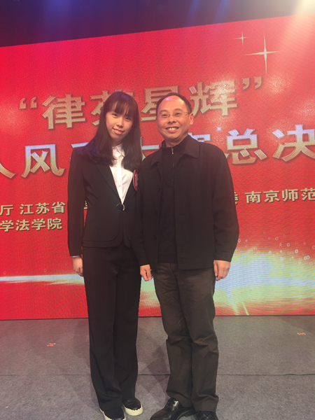 3 学生无码
宋晓副院长向王珺洁同学表示祝贺.JPG